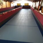 Cancha de bocha sintética reformada cinza e preto, com apoio de parceiros a qualidade é garantida