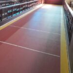 Cancha de bocha sintética linda em vermelho e amarelo